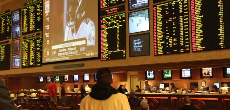 Hedging Sports Bets / Live Betting Hedging Arbitrage Sports Betting 101 - Hedge betting can be known throughout the sports betting scene under many different names including 'arbing', 'laying' and 'greening up'.